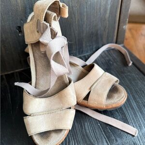 Sorel Gladiator Wedge Sandals Beige Leather Strappy Comfort Shoes Size 8.5